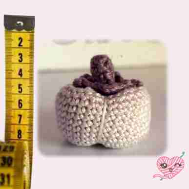 Piccola zucca amigurumi 6 Se vuoi una zucca più alta, lavora più giri in altezza di quelli indicati sullo schema.