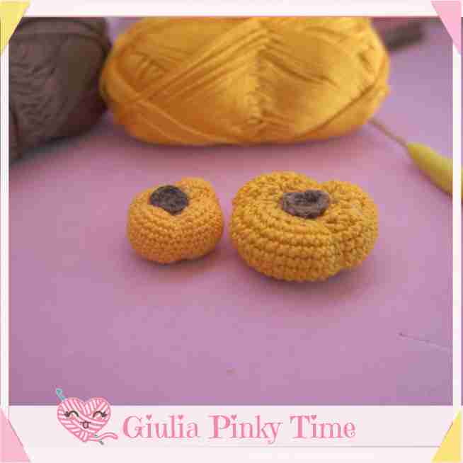 Piccola zucca amigurumi 5 Se vuoi una zucca più piccolina, lavora fino al 3° giro e poi prosegui senza aumenti per lavorare in altezza.