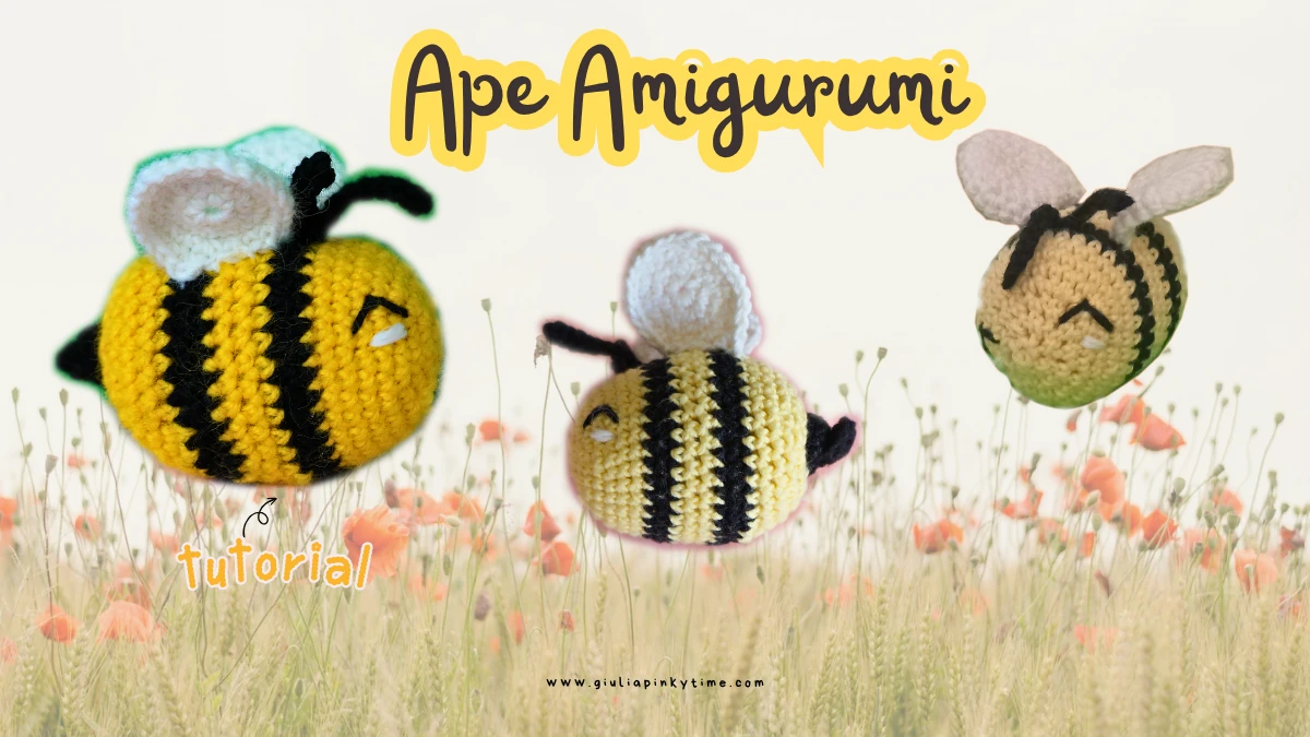 Ape Amigurumi facile: tutorial uncinetto passo passo 3 Foto di un’ape amigurumi fatta a mano all’uncinetto, con la scritta "Tutorial Ape Uncinetto" in stile Pinky Time.